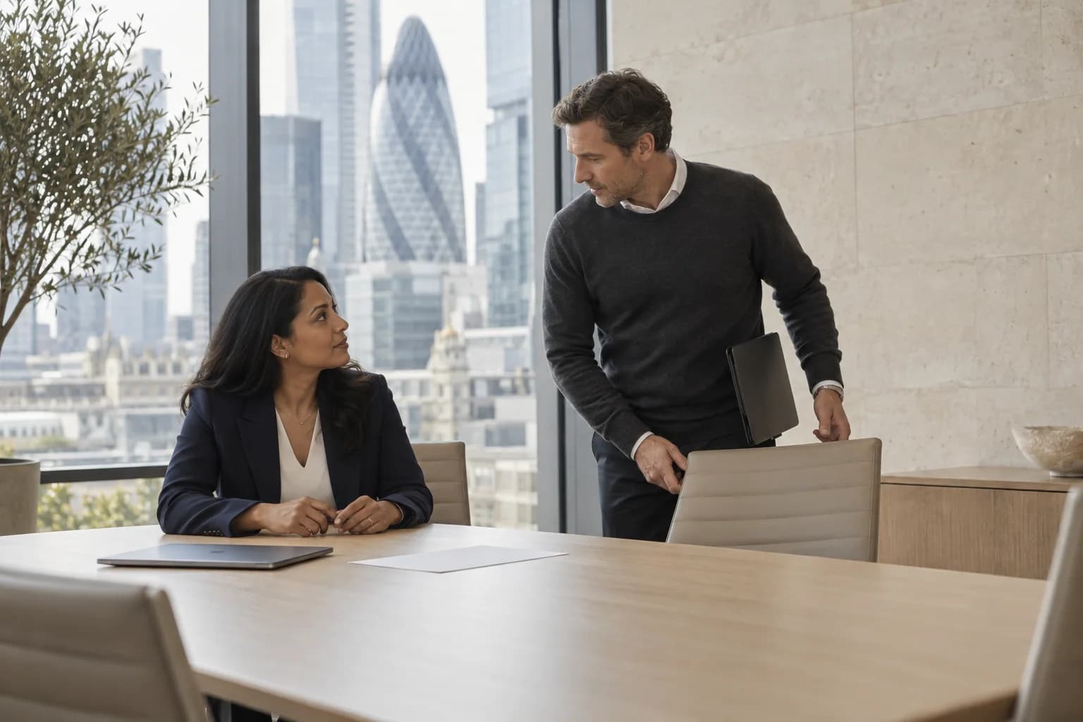 Zwei Fachkräfte kommen zu einer Besprechung in einem Londoner Büro